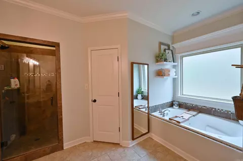 Bath - 1158 Oak Glenn Loop, Bryant, AR 72022 photo 3 of 5
