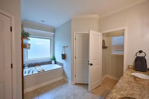 Bath - 1158 Oak Glenn Loop, Bryant, AR 72022 photo 2 of 5