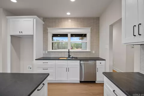 Kitchen - 10557 Gunter Loop, Benton, AR 72019 photo 1 of 2