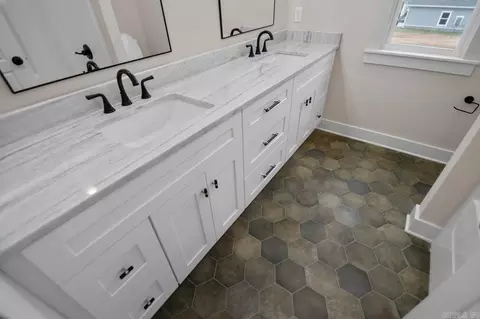 Bath - 10557 Gunter Loop, Benton, AR 72019 photo 7 of 8