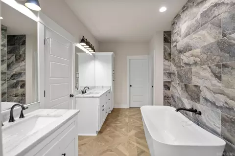 Bath - 10557 Gunter Loop, Benton, AR 72019 photo 4 of 8