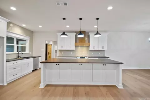 Kitchen - 10557 Gunter Loop, Benton, AR 72019 photo 2 of 2