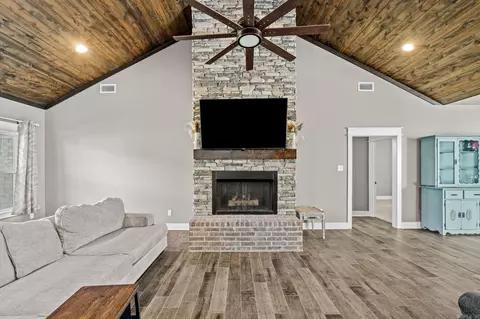 Living - 100 Sandy Creek Dr, Ward, AR 72176 photo 1 of 1