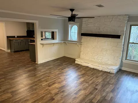 Living - 13 E Main St, Greenbrier, AR 72058 photo 3 of 4