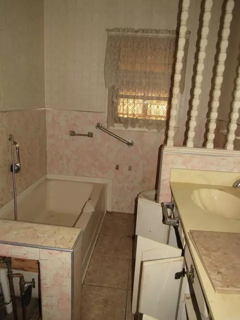 Bath - 43 Springfield Rd, Springfield, AR 72157 photo 2 of 2
