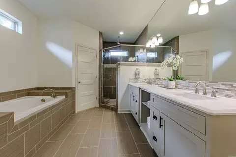 Bath - 3901 Commonwealth Dr, Bryant, AR 72022 photo 2 of 6
