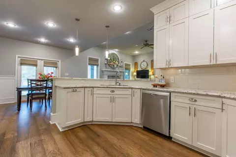 Kitchen - 3901 Commonwealth Dr, Bryant, AR 72022 photo 6 of 8