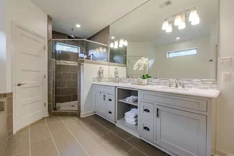 Bath - 3901 Commonwealth Dr, Bryant, AR 72022 photo 1 of 6