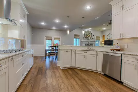 Kitchen - 3901 Commonwealth Dr, Bryant, AR 72022 photo 5 of 8