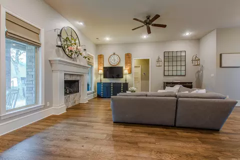 Living - 3901 Commonwealth Dr, Bryant, AR 72022 photo 4 of 4