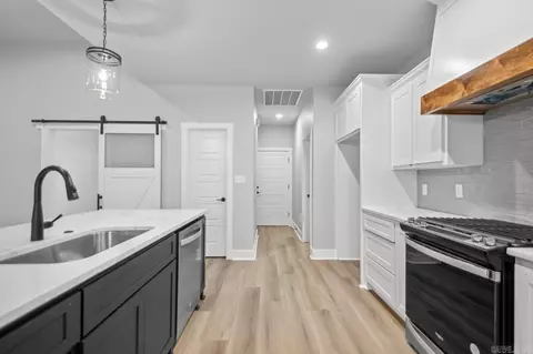 Entry Way - 8905 Wingate Dr, Benton, AR 72019 photo 3 of 8