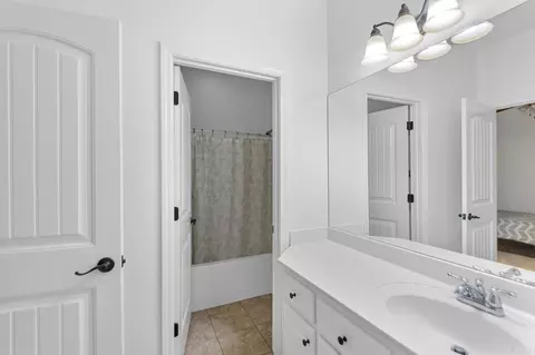 Bath - 2804 Lynne Ct, Bryant, AR 72022 photo 1 of 3