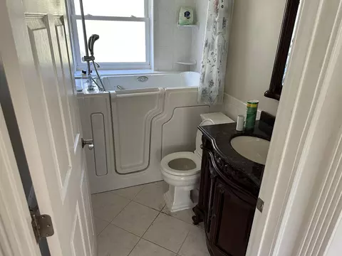 Bath - 619 Westbrook St, Benton, AR 72015 photo 1 of 5