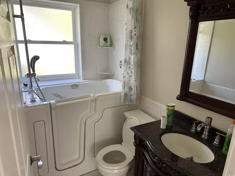 Bath - 619 Westbrook St, Benton, AR 72015 photo 2 of 5