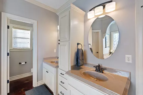 Bath - 5115 Greystone Dr, Conway, AR 72034 photo 4 of 5
