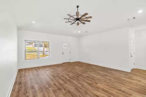 Living - 35 Sky Eagle Dr, Greenbrier, AR 72058 photo 4 of 5