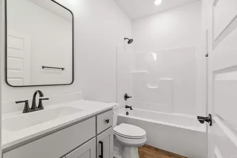 Bath - 35 Sky Eagle Dr, Greenbrier, AR 72058 photo 2 of 3