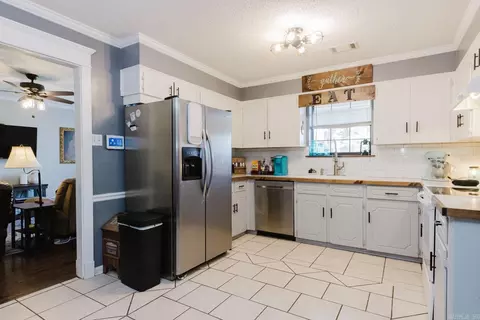 Kitchen - 202 Bellevue Cir, Jacksonville, AR 72076 photo 7 of 7