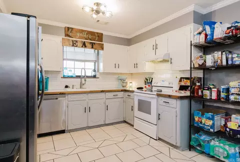 Kitchen - 202 Bellevue Cir, Jacksonville, AR 72076 photo 2 of 7