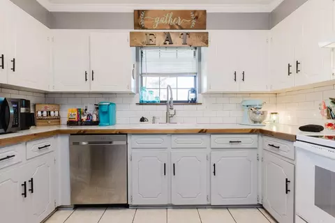 Kitchen - 202 Bellevue Cir, Jacksonville, AR 72076 photo 5 of 7