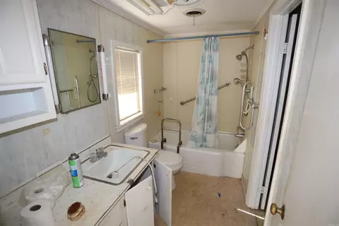 Bath - 4324 Lowman Rd, Pine Bluff, AR 71603 photo 3 of 3