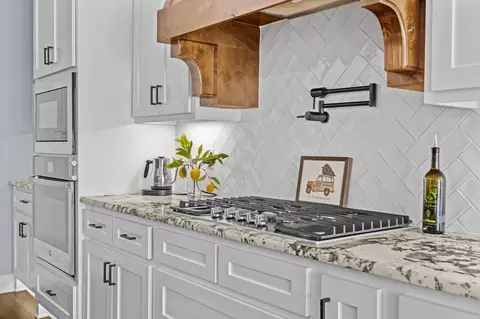 Kitchen - 1515 Pickthorne Rd, Cabot, AR 72023 photo 4 of 4
