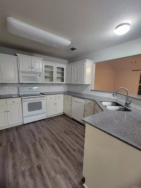 Kitchen - 17 Dale Ct, Cabot, AR 72023 photo 13 of 14