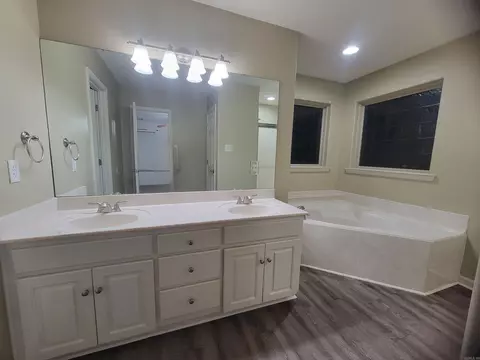 Bath - 17 Dale Ct, Cabot, AR 72023 photo 2 of 7