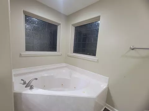 Bath - 17 Dale Ct, Cabot, AR 72023 photo 4 of 7