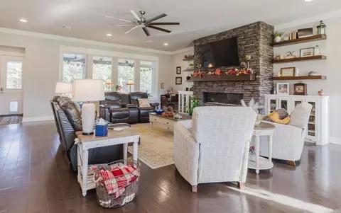 Living - 2025 Westerman Dr, Benton, AR 72015 photo 4 of 4