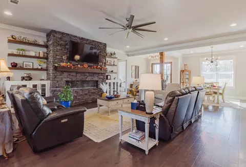 Living - 2025 Westerman Dr, Benton, AR 72015 photo 2 of 4