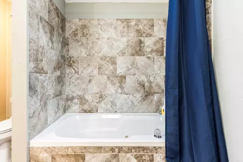 Bath - 2590 Jayme Cir, Conway, AR 72032 photo 2 of 4