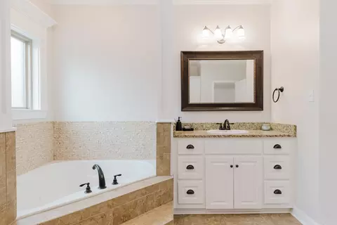 Bath - 10904 Stonegate Dr, Alexander, AR 72002 photo 3 of 4