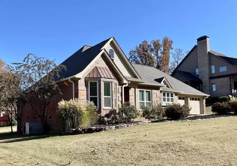 208 Red Oak Ln, Searcy, AR 72143