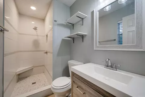 Bath - 6513 Grayson Dr, Benton, AR 72019 photo 1 of 3