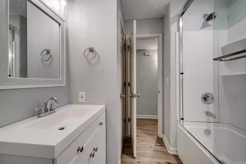 Bath - 6513 Grayson Dr, Benton, AR 72019 photo 2 of 3