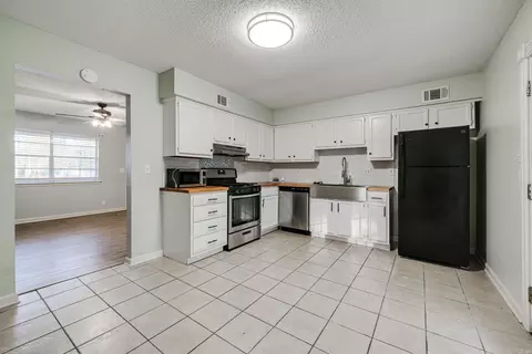 Kitchen - 6513 Grayson Dr, Benton, AR 72019 photo 2 of 3