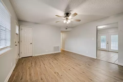 Living - 6513 Grayson Dr, Benton, AR 72019 photo 2 of 4