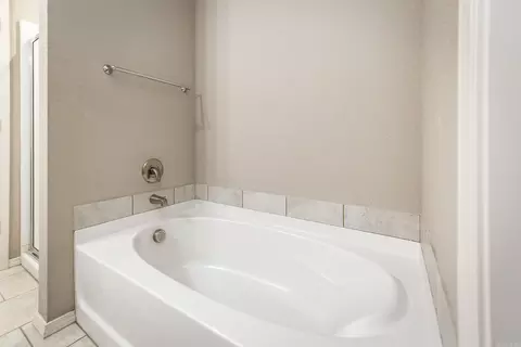 Bath - 22 Heelstone Dr, Cabot, AR 72023 photo 3 of 4
