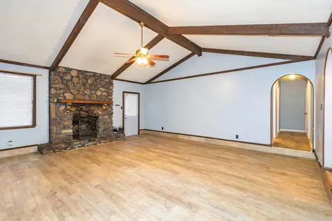 Living - 7 Kelli Ct, Little Rock, AR 72103 photo 2 of 4