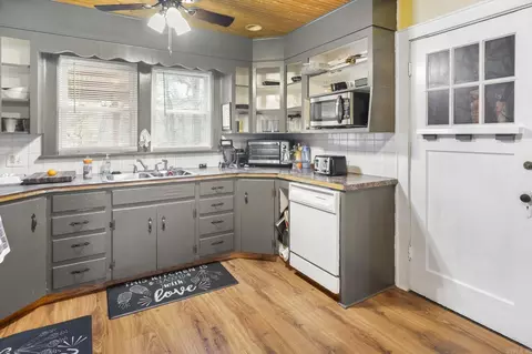 Kitchen - 20 Sunny Gap Rd, Conway, AR 72032 photo 3 of 4