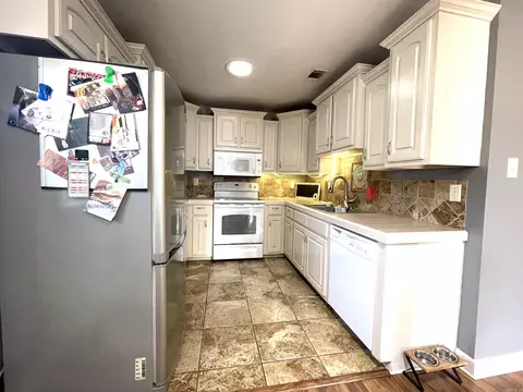 Kitchen - 111 Eddy Dr, Ward, AR 72176 photo 2 of 6