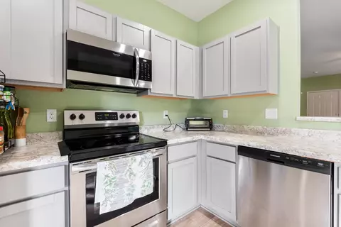 Kitchen - 2017 Milburn Dr, Benton, AR 72015 photo 3 of 5