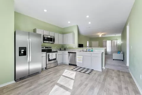 Kitchen - 2017 Milburn Dr, Benton, AR 72015 photo 4 of 5
