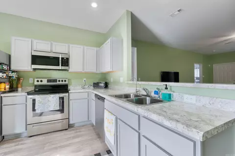 Kitchen - 2017 Milburn Dr, Benton, AR 72015 photo 2 of 5