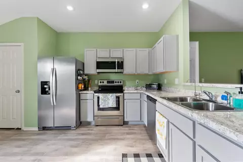 Kitchen - 2017 Milburn Dr, Benton, AR 72015 photo 1 of 5