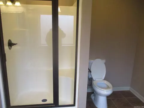Bath - 519 Derek Ct, Alexander, AR 72002 photo 3 of 5