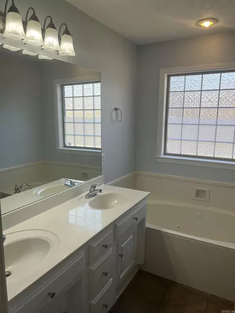 Bath - 470 Nottingham Cir, Cabot, AR 72023 photo 1 of 8