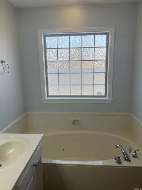 Bath - 470 Nottingham Cir, Cabot, AR 72023 photo 5 of 8