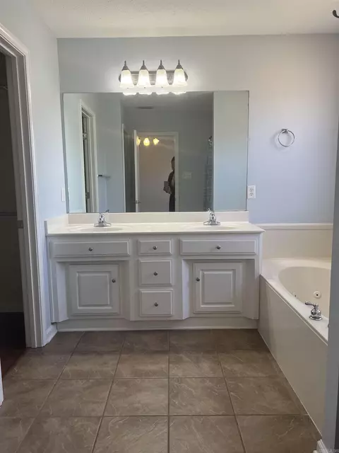 Bath - 470 Nottingham Cir, Cabot, AR 72023 photo 6 of 8